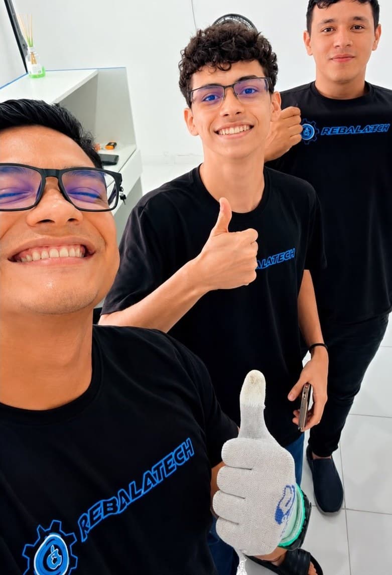 Equipe técnica da Rebalatech na loja
